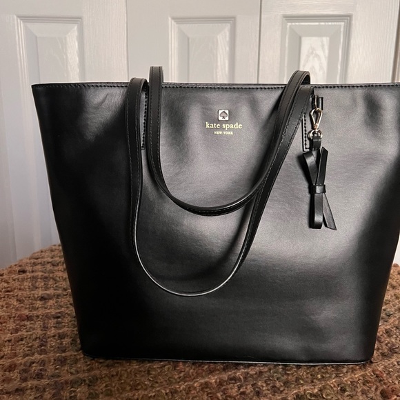 kate spade Handbags - Classic Kate Spade Sawyer Bag